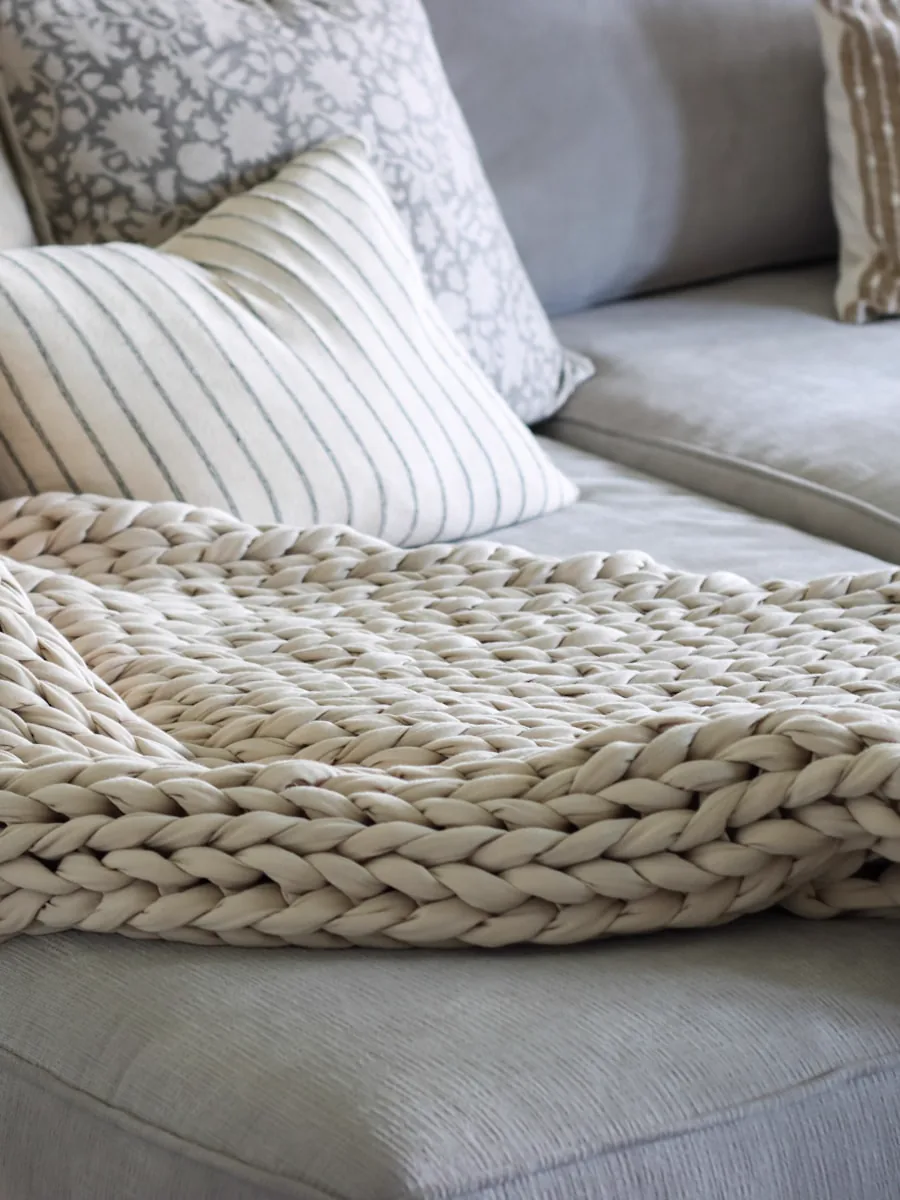 Plaid in alpaca posato su un letto