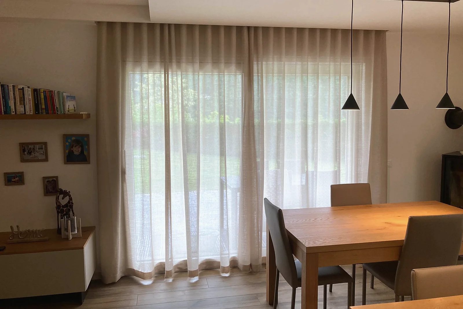 Tenda onda passo 6 apertura centrale- veletta a soffitto, sala da pranzo aperta sul giardino